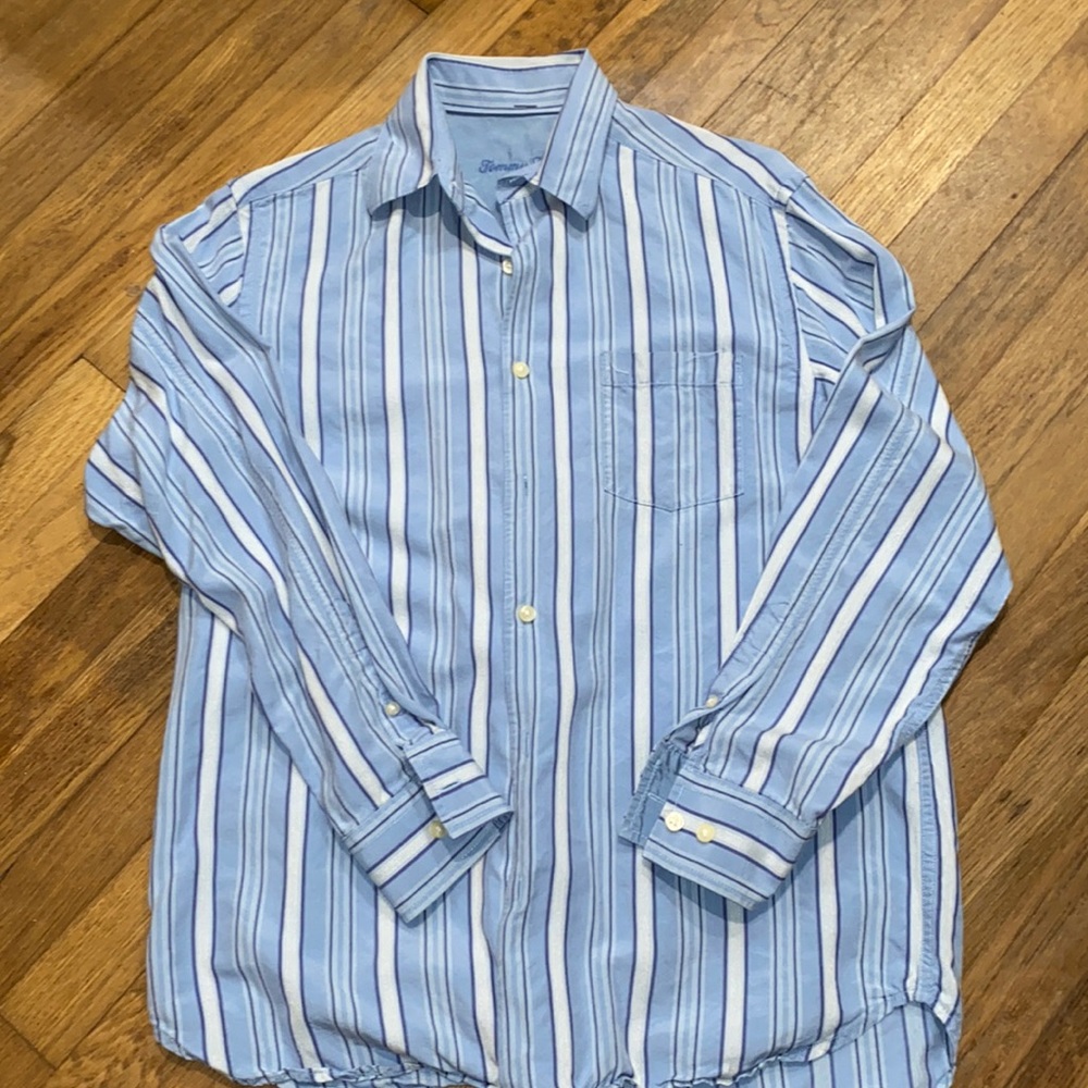 Mens Tommy Bahama hidden button down collar shirt. Size small.